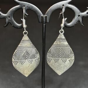 Silver Tone Geometric Patterned Teardrop Earrings